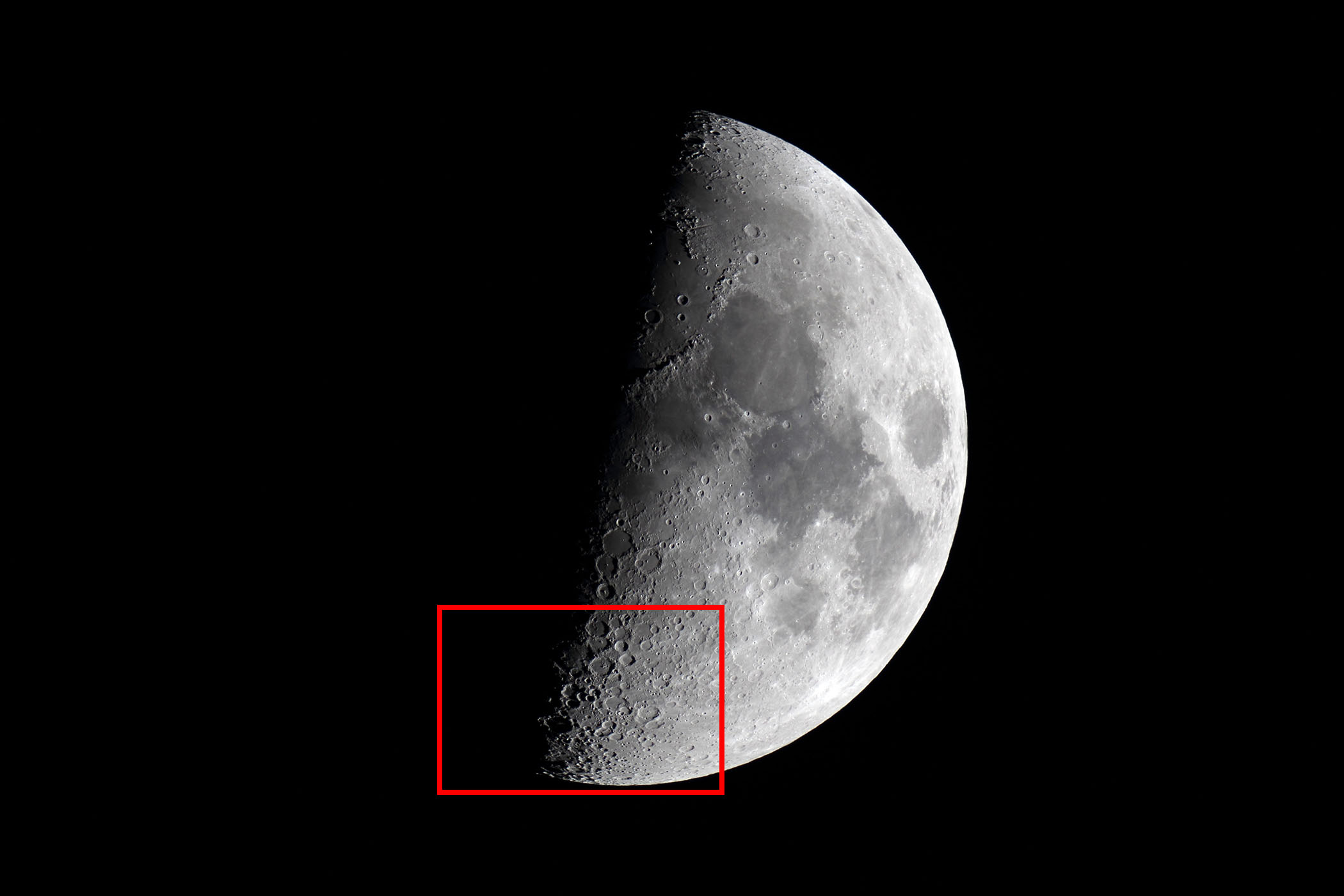 『上弦の月（月齢7.8）南極付近』(2023年10月22日)
