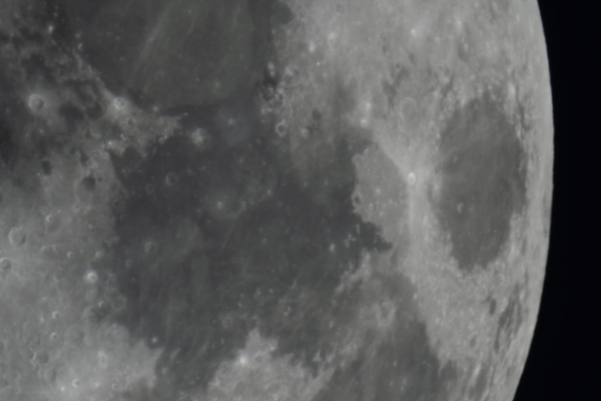 『月(月齢10.7)静かの海・危機の海付近』(2025年10月2日)