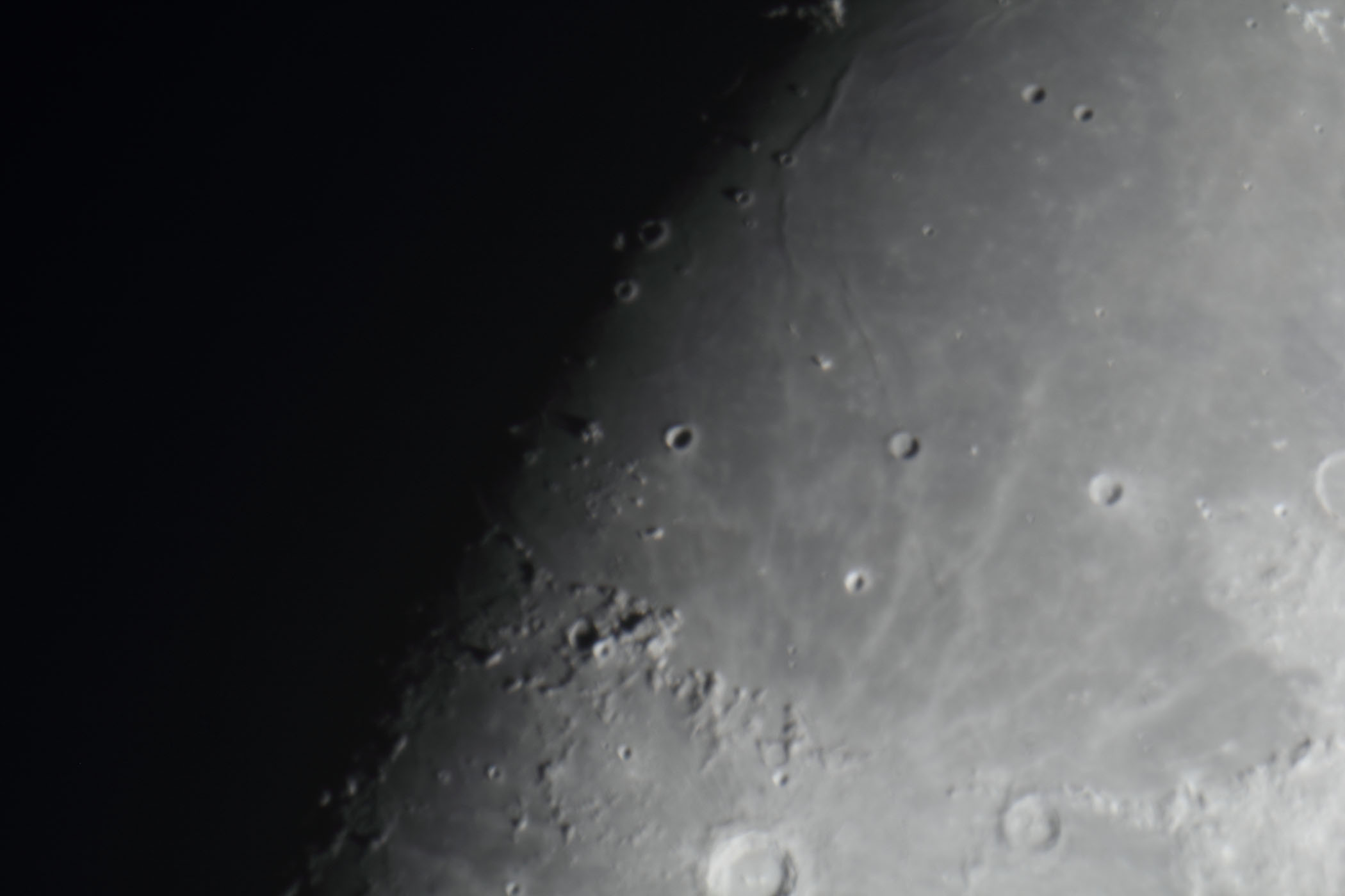 『月(月齢10.7)雨の海付近』(2025年10月2日)