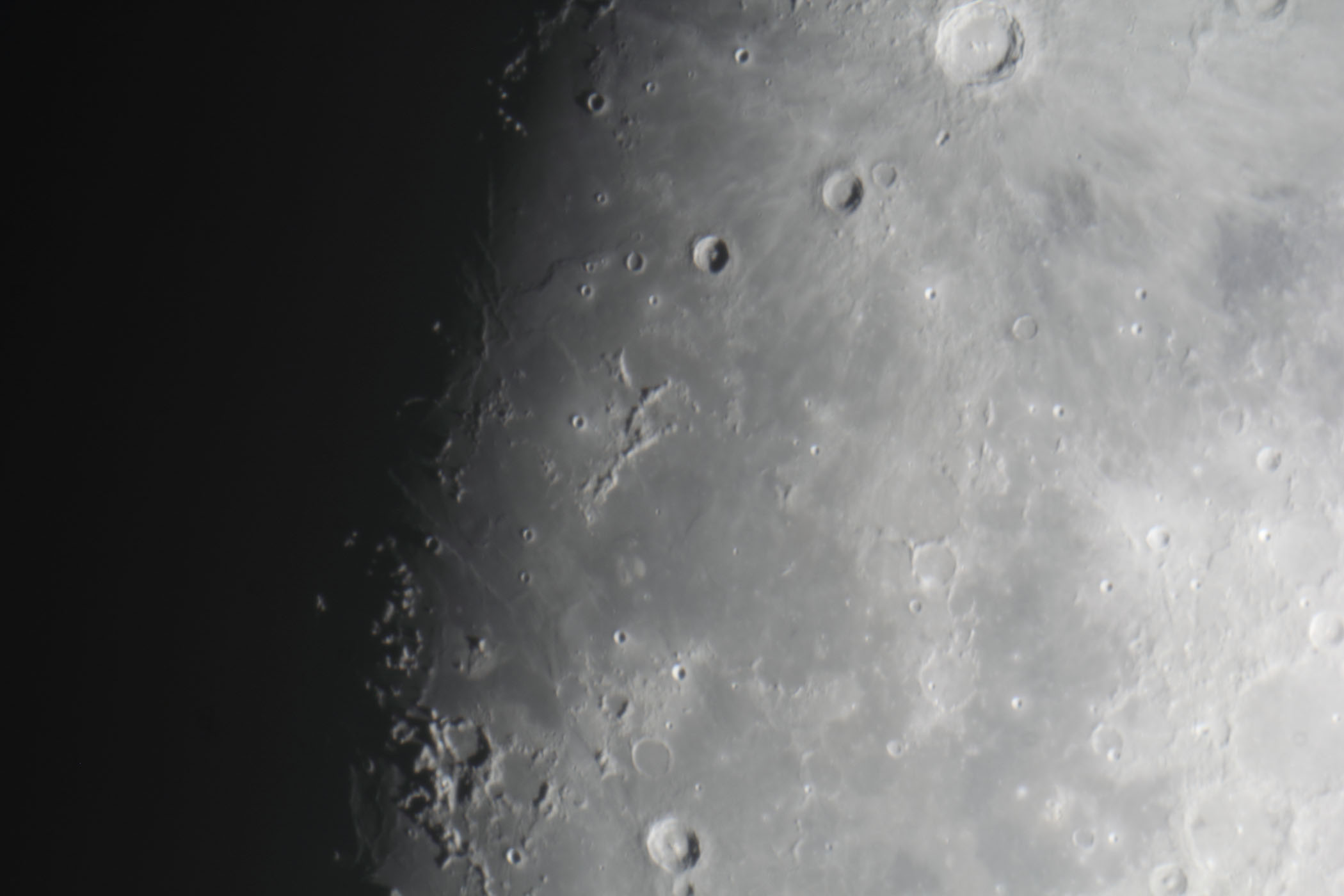 『月(月齢10.7)既知の海付近』(2025年10月2日)