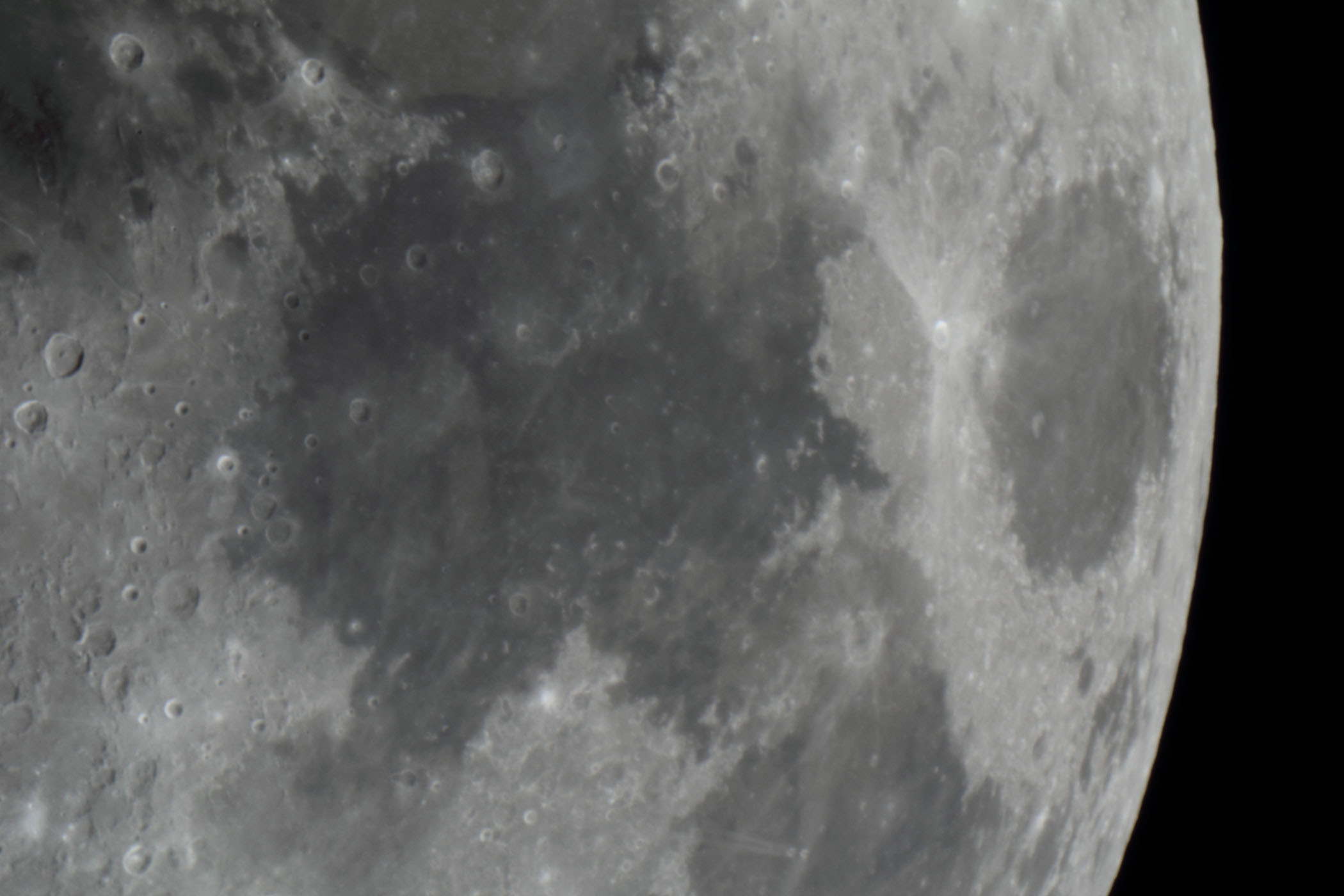 『月(月齢9.2)静かの海・危機の海付近』(2025年11月29)