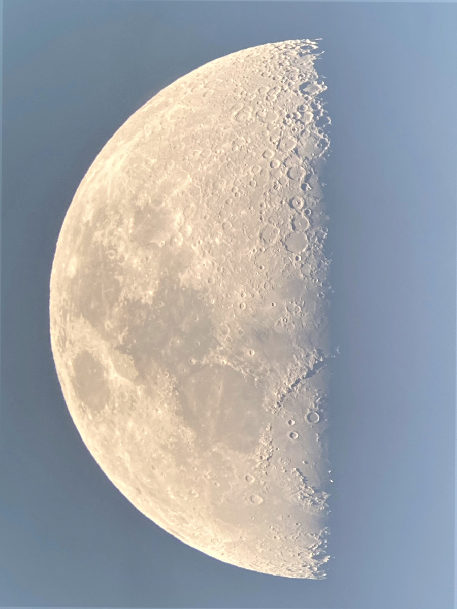『上弦の月』スマホ写真